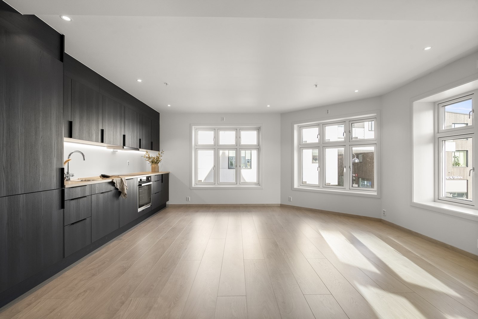 Eit flott kjøkken frå Norema med integrerte kvitevarer Galleribilde