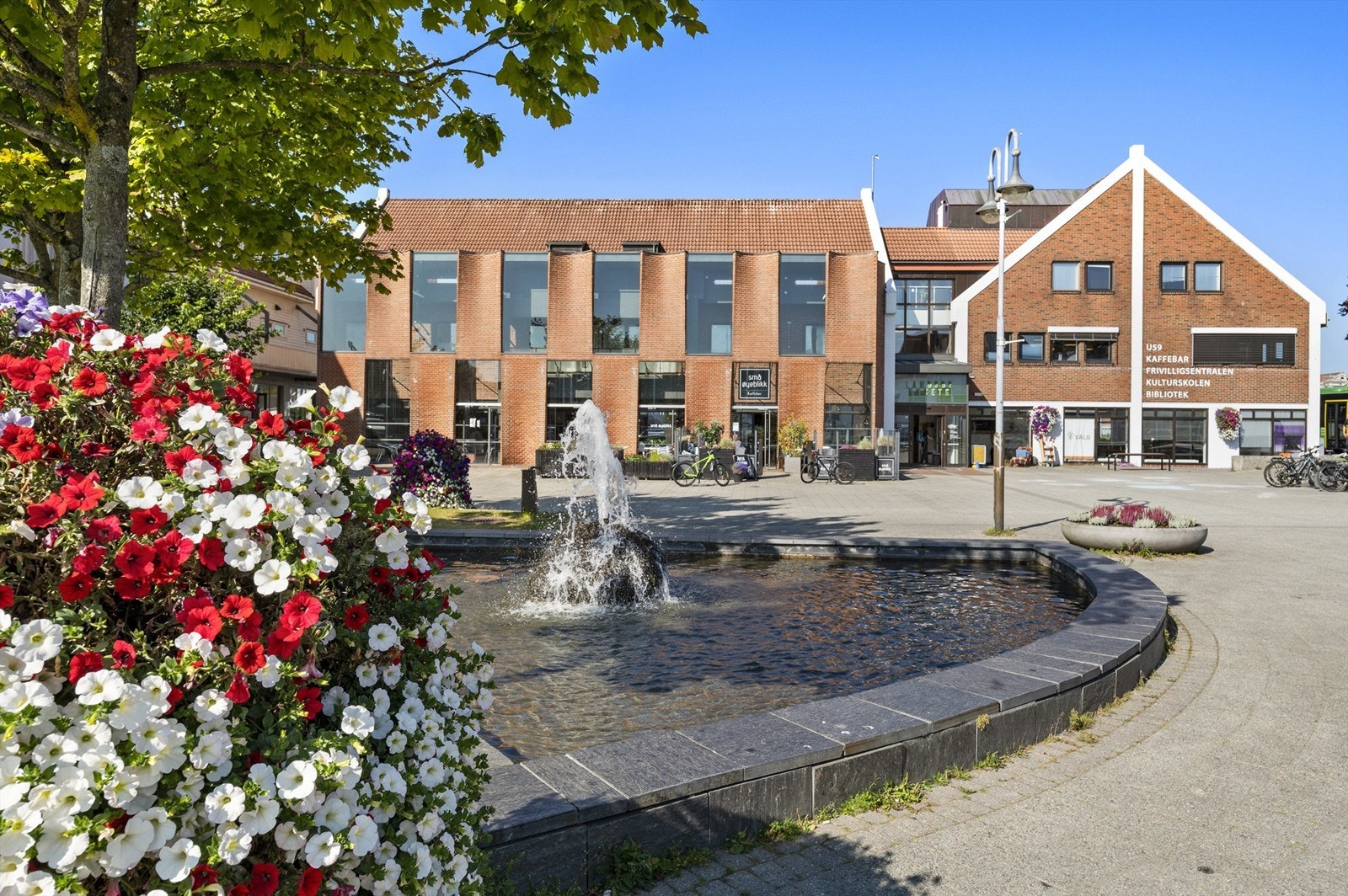 Randaberg sentrum med alle sine fasiliteter. Galleribilde