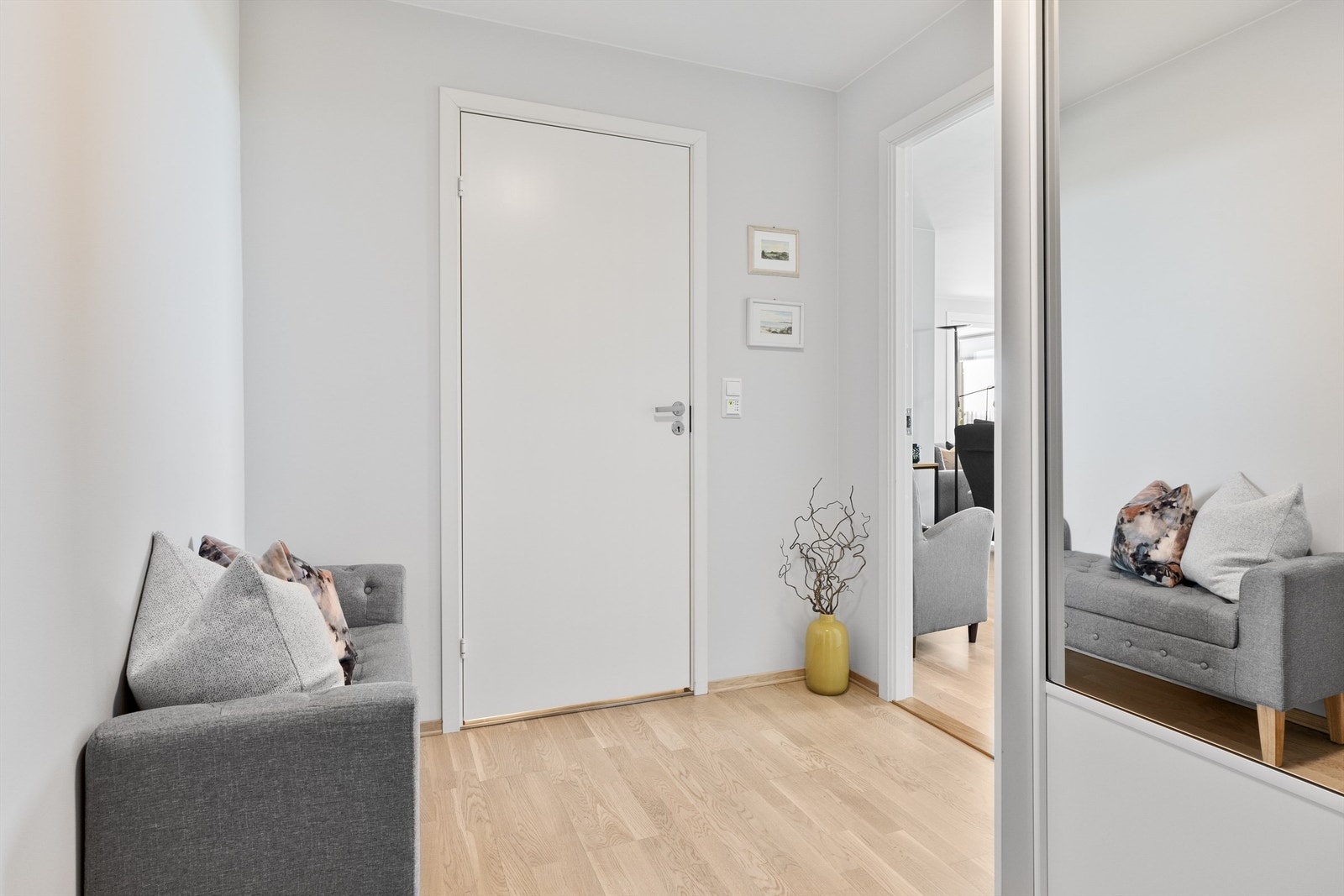 God plass til å henge fra seg yttertøy og sko. Galleribilde