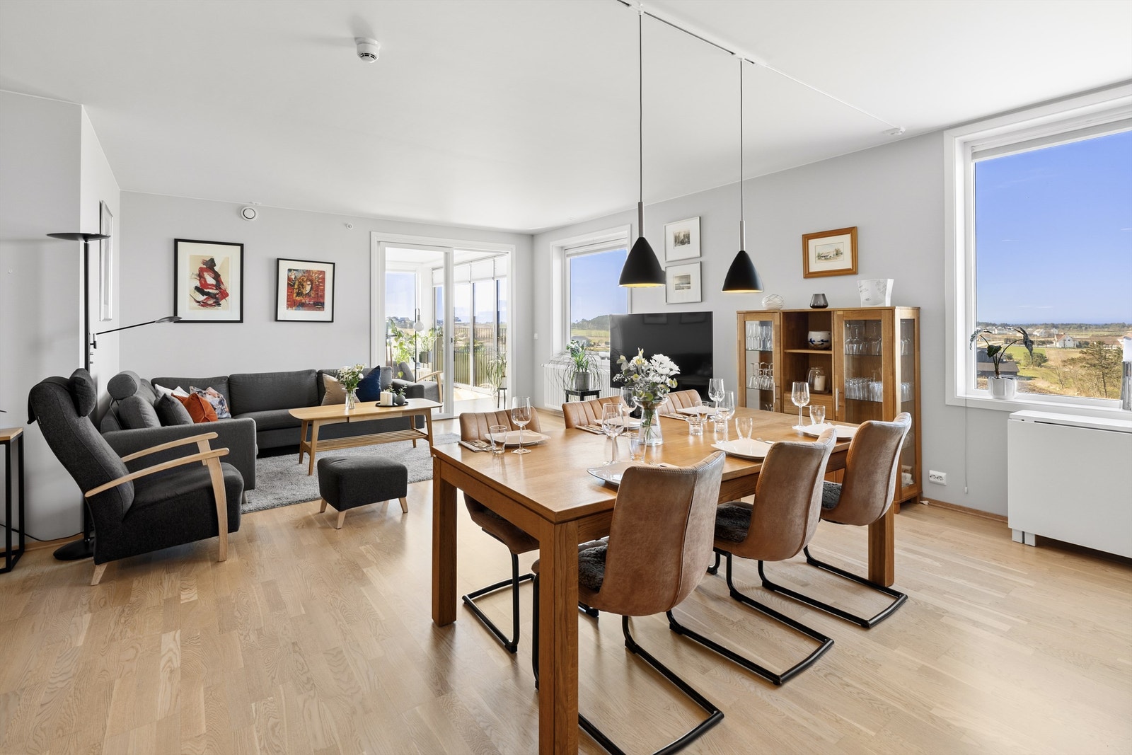 Denne flotte leiligheten har et moderne utseende med store vinduer som gir et vakkert naturlig lysinnfall som skaper en herlig romfølelse. Galleribilde