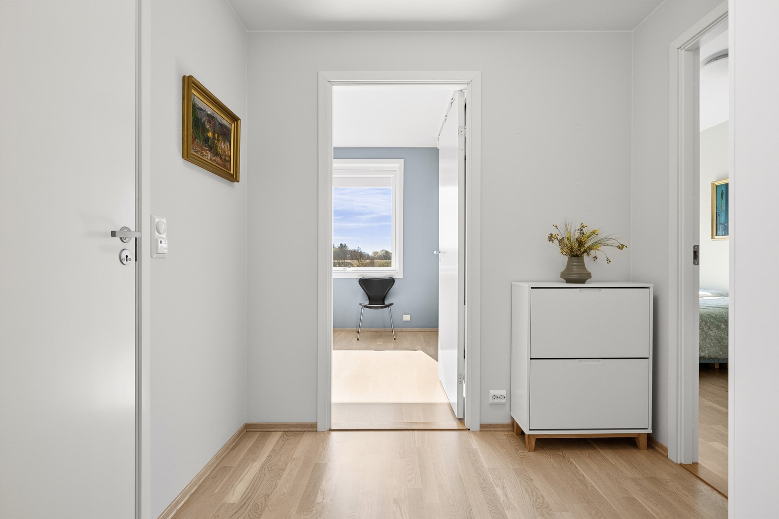 Soveromsfløy med eget bad- ideell planløsning. Galleribilde