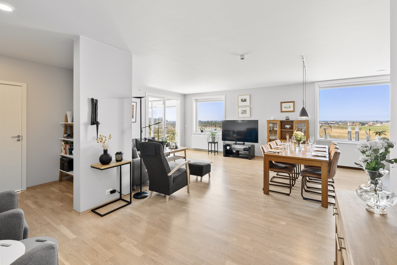 Romslig og åpen stue med god plass til flere soner og møblering. Galleribilde