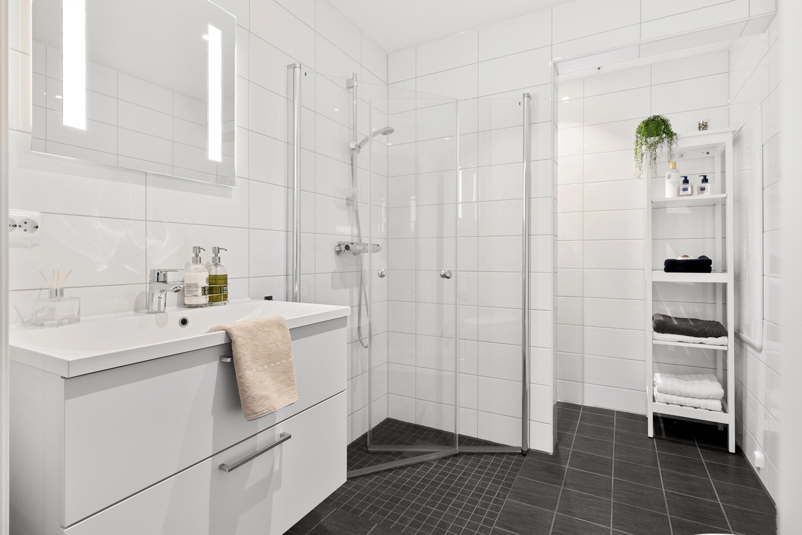 Praktisk bad med egen nisje for å skjule vaskemaskin og tørketrommel. Galleribilde