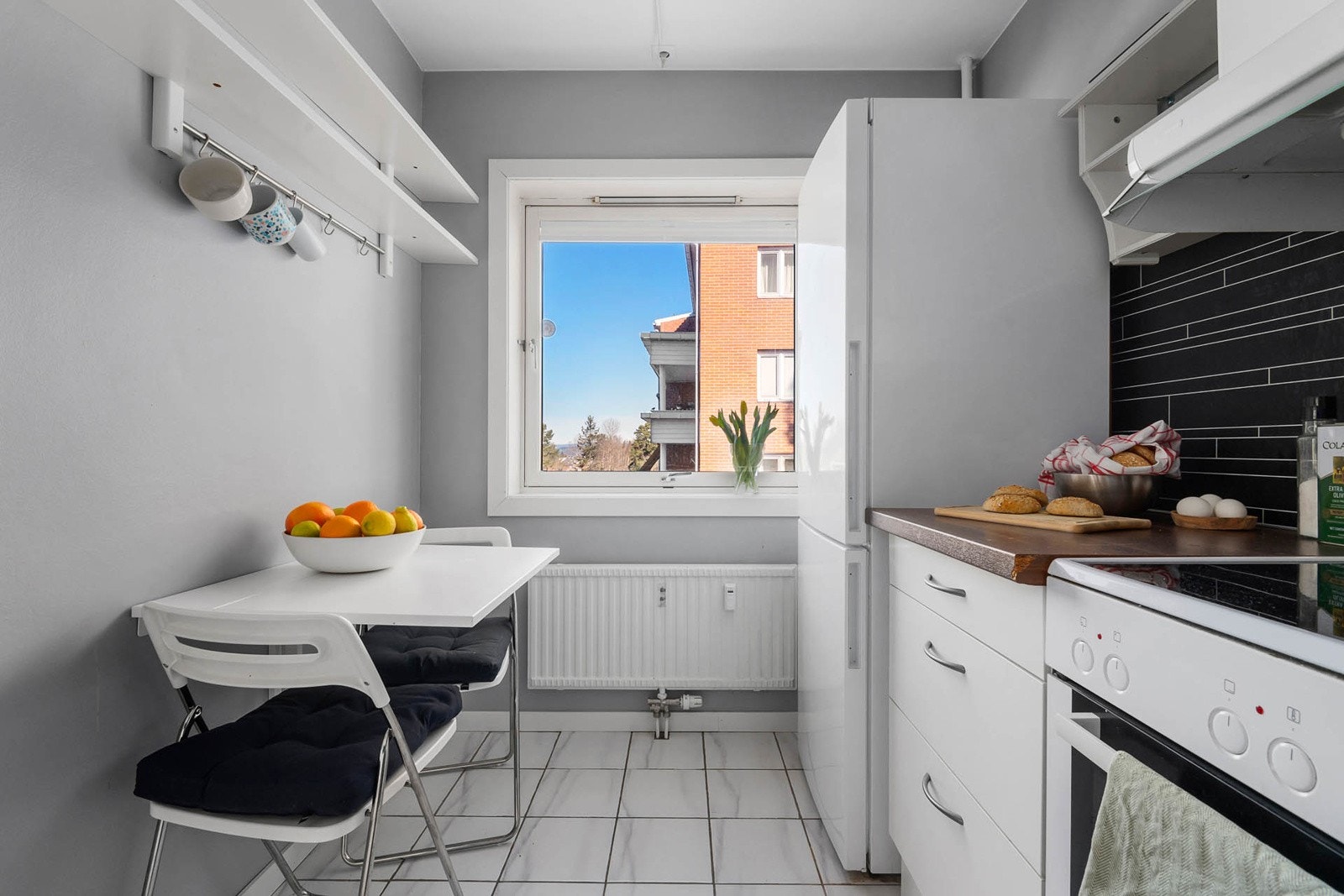 På kjøkkenet er det også god plass til et spisebord under vinduet hvor frokosten kan nytes. Galleribilde