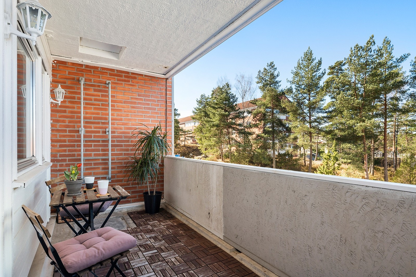 Fra stuen er det utgang til en overbygget vestvendt balkong på 8m² med nydelig solforhold, pent utsyn over nabolaget og flotte solnedganger Galleribilde