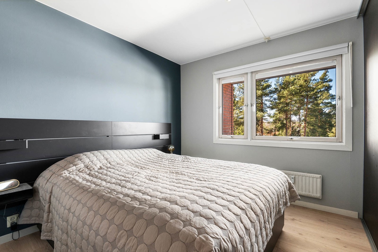 Store vindusflater slipper inn rikelig naturlig lys og lager hyggelig atmosfære. Galleribilde