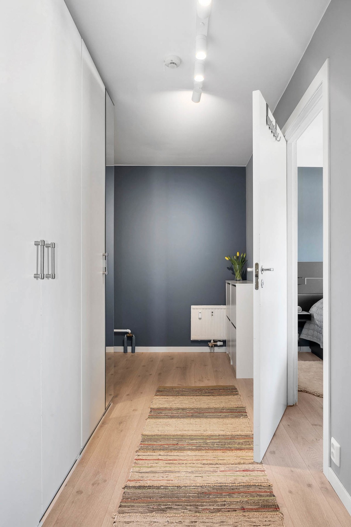 Luftig entré med god plass til å henge fra seg ytterklær i garderobeskap. Galleribilde