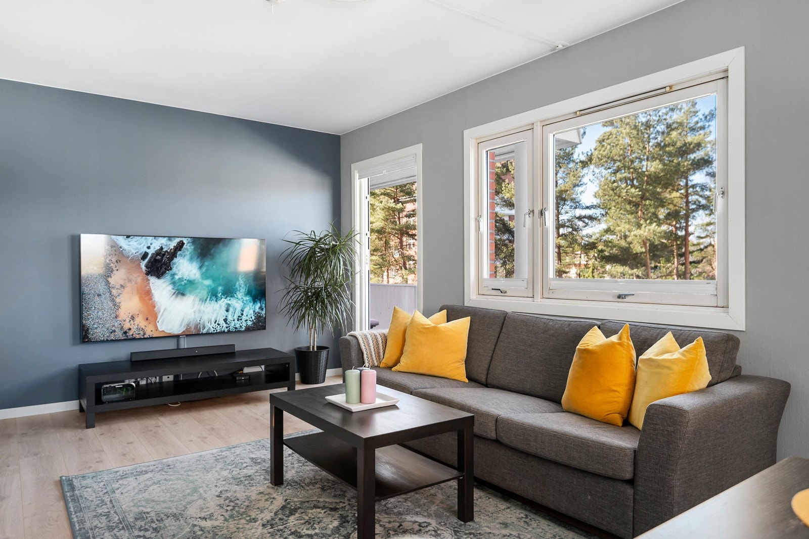 Lys og romslig stue med store vindusflater som slipper inn rikelig med naturlig lys. Rikelig plass til sittegruppe, sofa og tv. Galleribilde