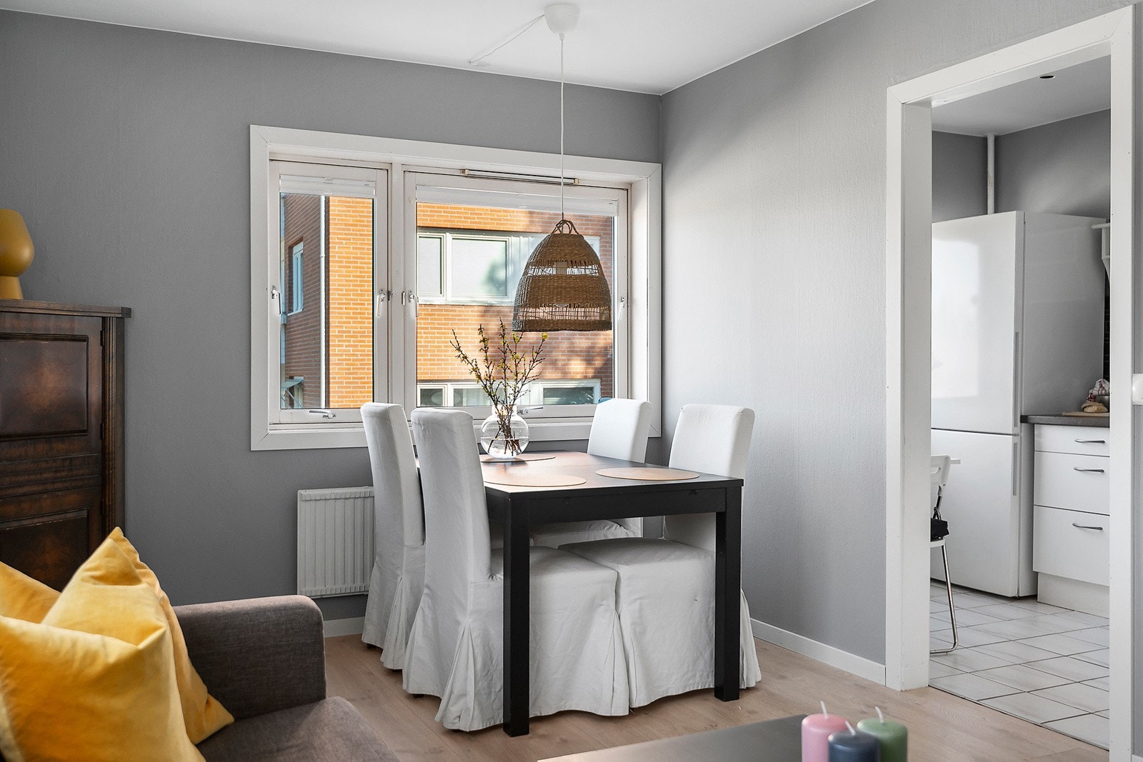 Leiligheten ble oppgradert med nytt laminatgulv i stue, entré og soverom i 2020. Galleribilde