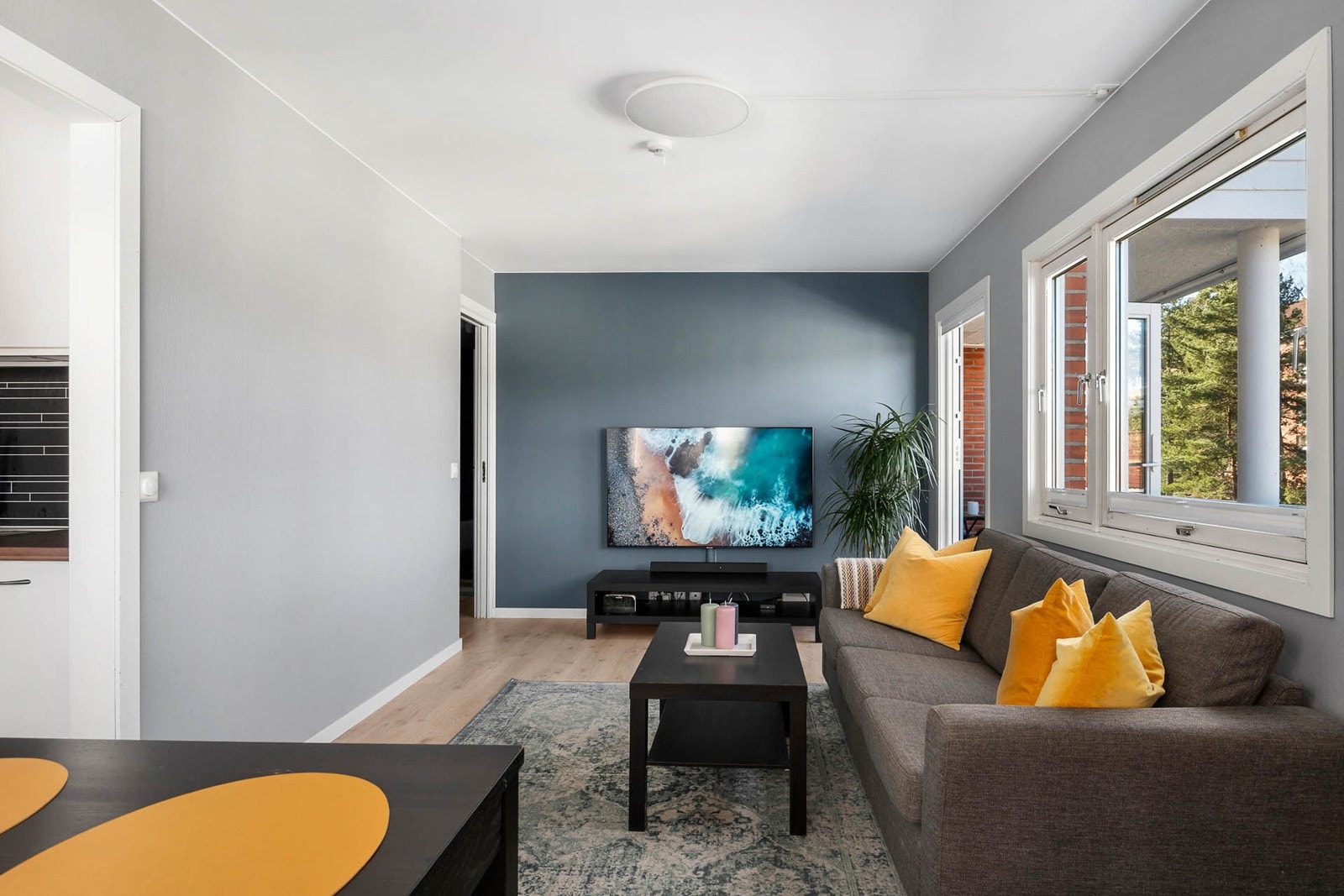 Åpen og lys hjørneleilighet med god planløsning. Leiligheten ligger i 2.etg og fremstår lys og trivelig Galleribilde