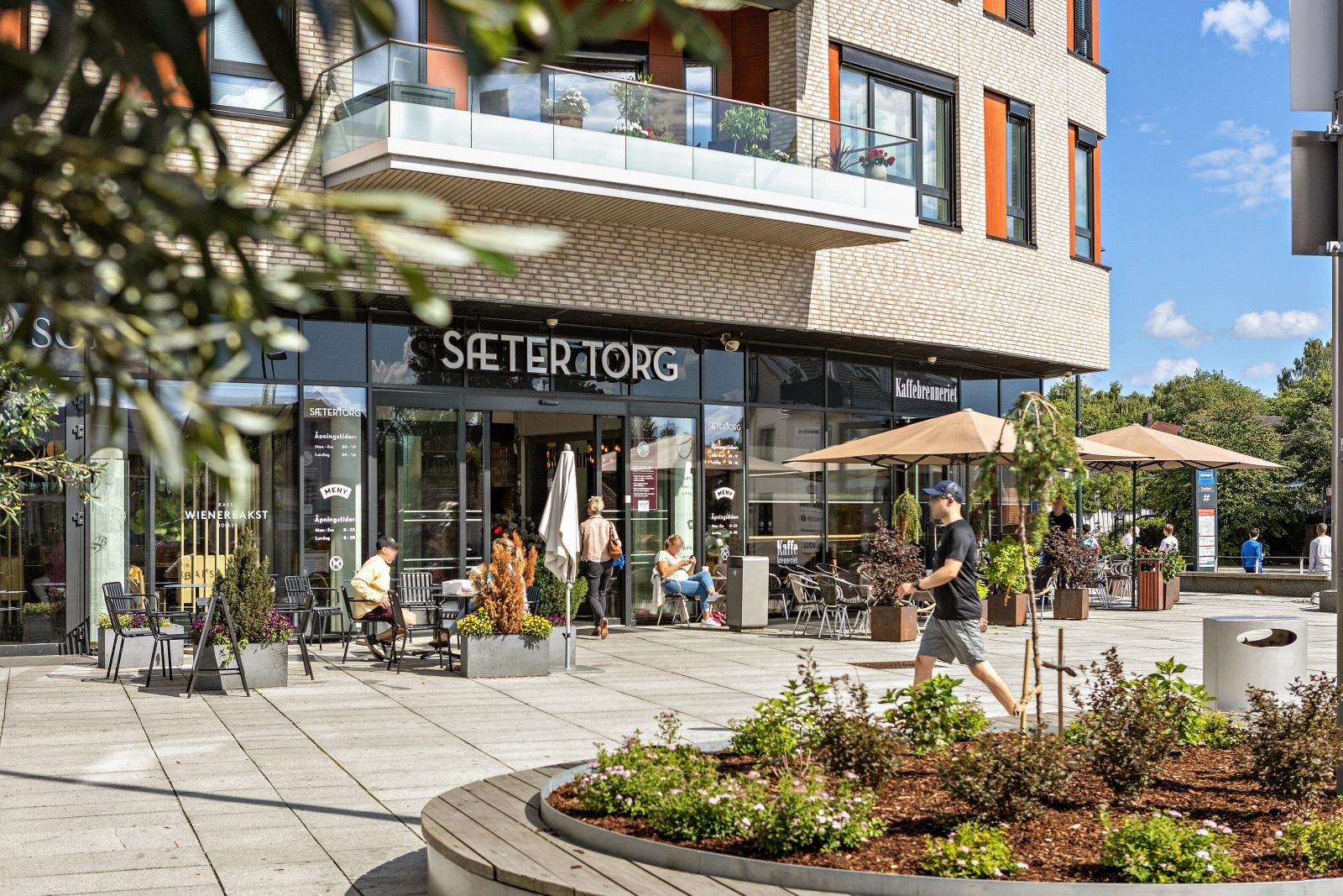 Videre er det en kort tur til Sæter Torg, hvor det blant annet finnes interiørbutikker, flere kaffesteder, samt spisestedene Egon, Wok`n roll og Burger King. Galleribilde