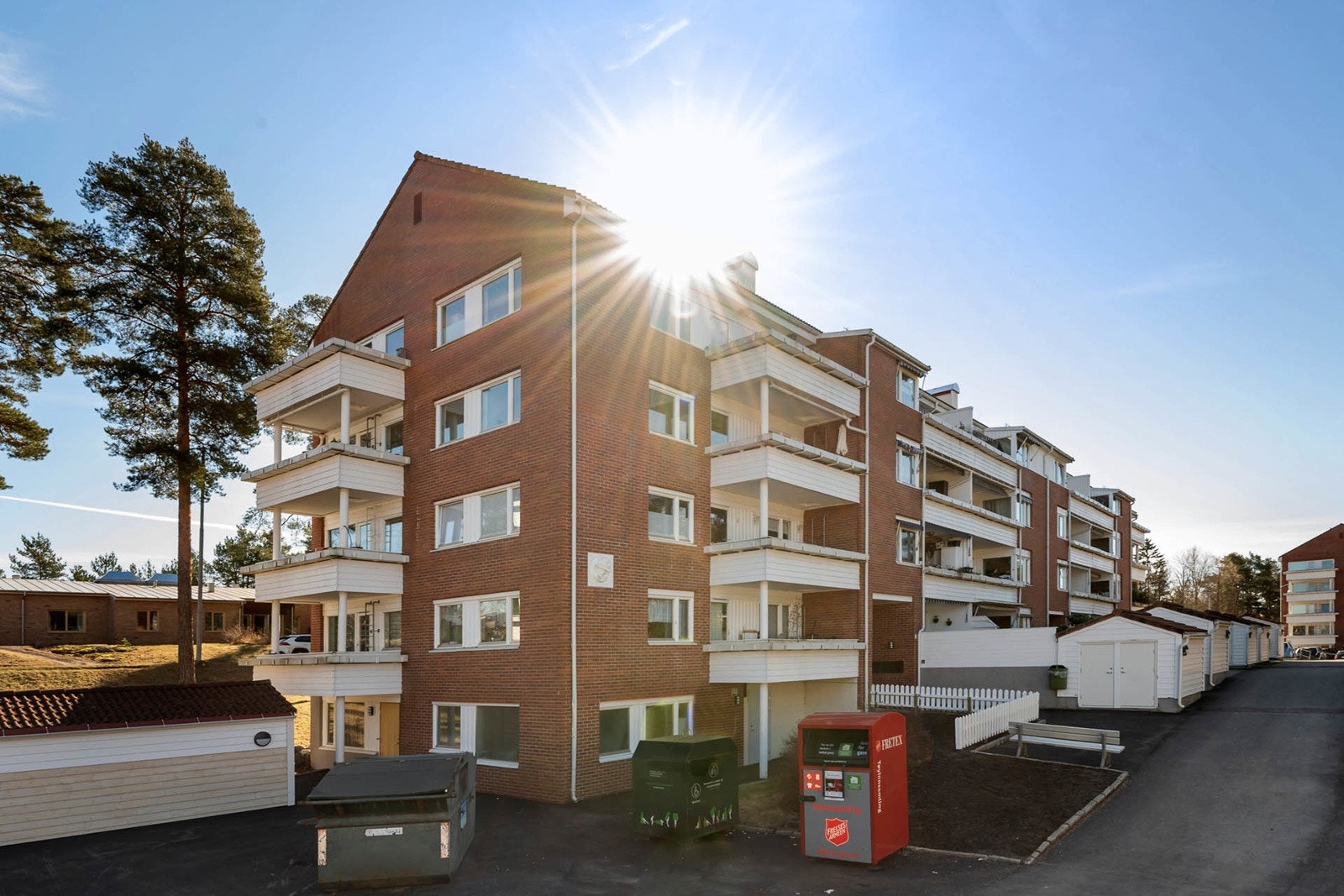 Søndre Åsgården borettslag ligger i et grønt og idyllisk område på Holmlia med nærhet til badestranden Hvervenbukta og hestesenteret på Søndre Aas gård. Galleribilde