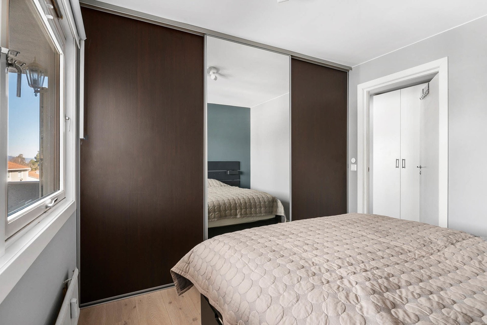 Soverommet ble oppgradert med ny skyvedørsgarderobe i 2020. Galleribilde