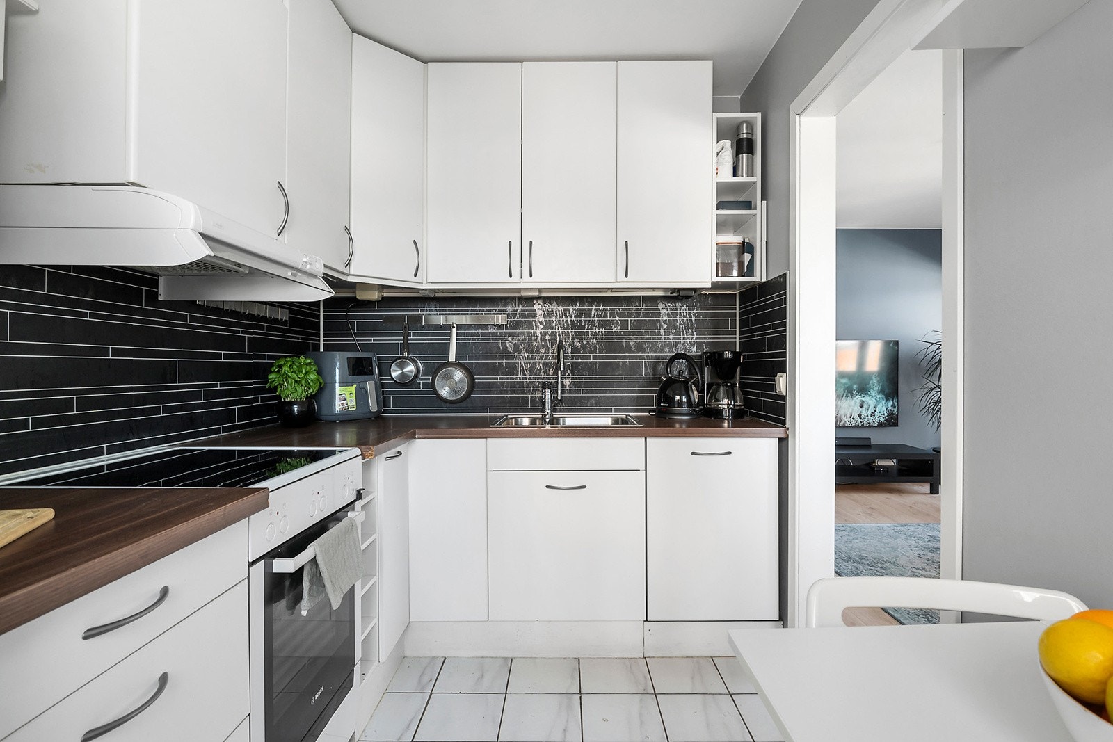 Kjøkkenet ligger adskilt fra stuen / delvis åpen løsning. Kjøkkenet fremstår pent med rikelig benke- og skapplass. Galleribilde