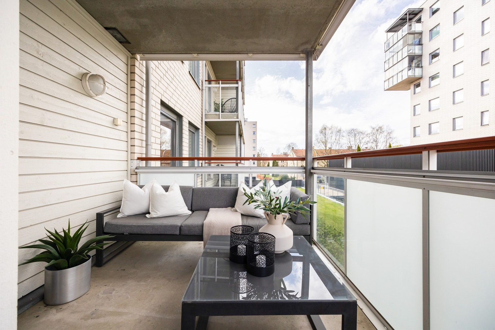 Umiddelbar nærhet til gode servicetilbud på Hasle Torg med bla. Sats, Vinmonopol og Coop Mega. Galleribilde