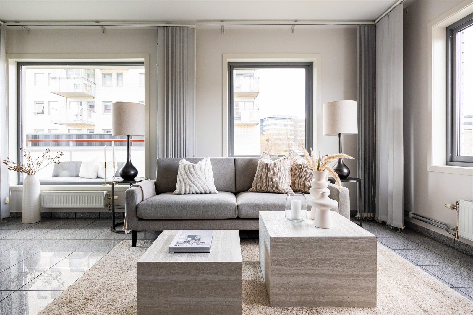 Store vinduer bidrar til mye naturlig belysning. Galleribilde