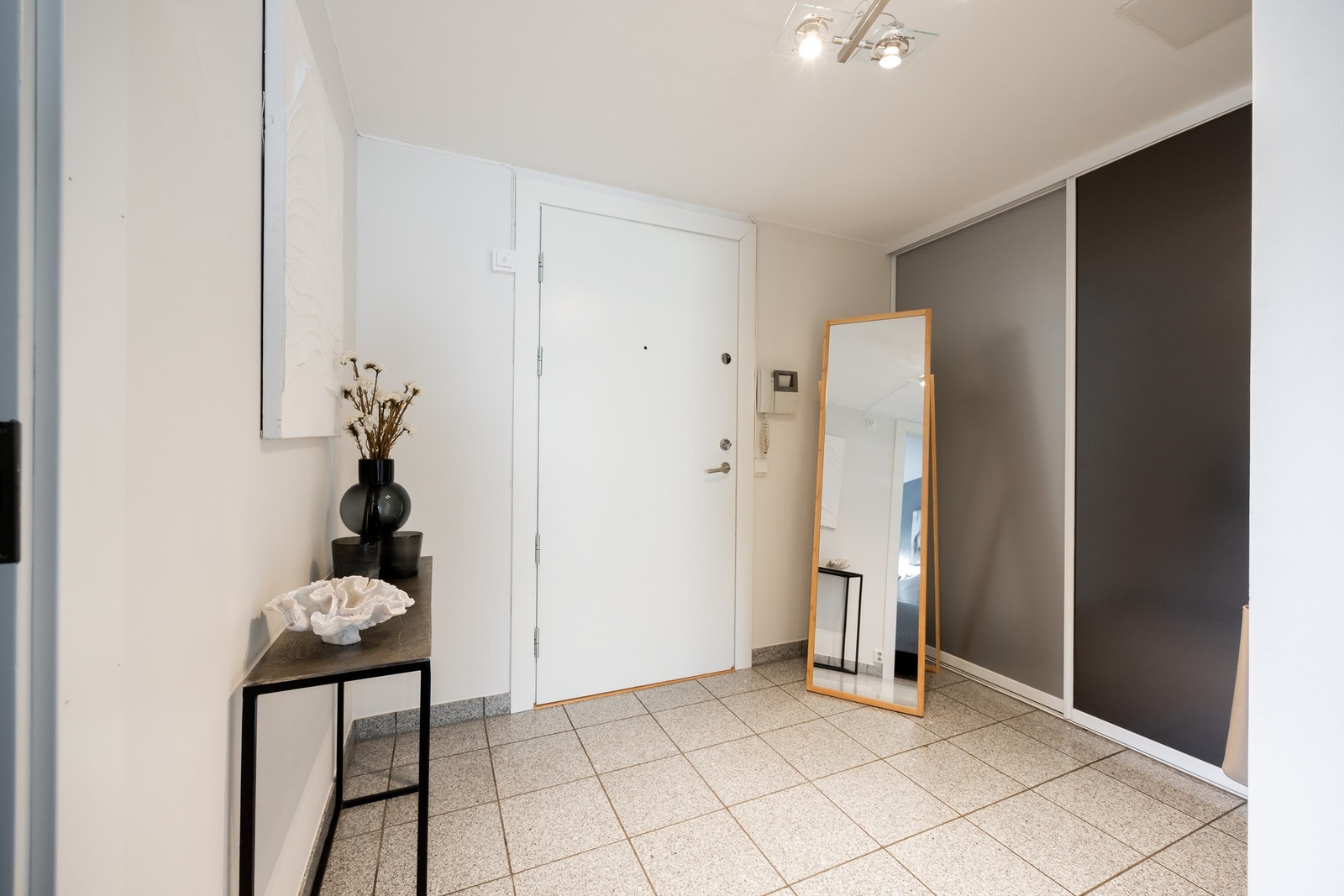 I tillegg til skyvedørsgarderobe i entré har man bruksrett til en romslig kjellerbod på 7 kvm. Galleribilde