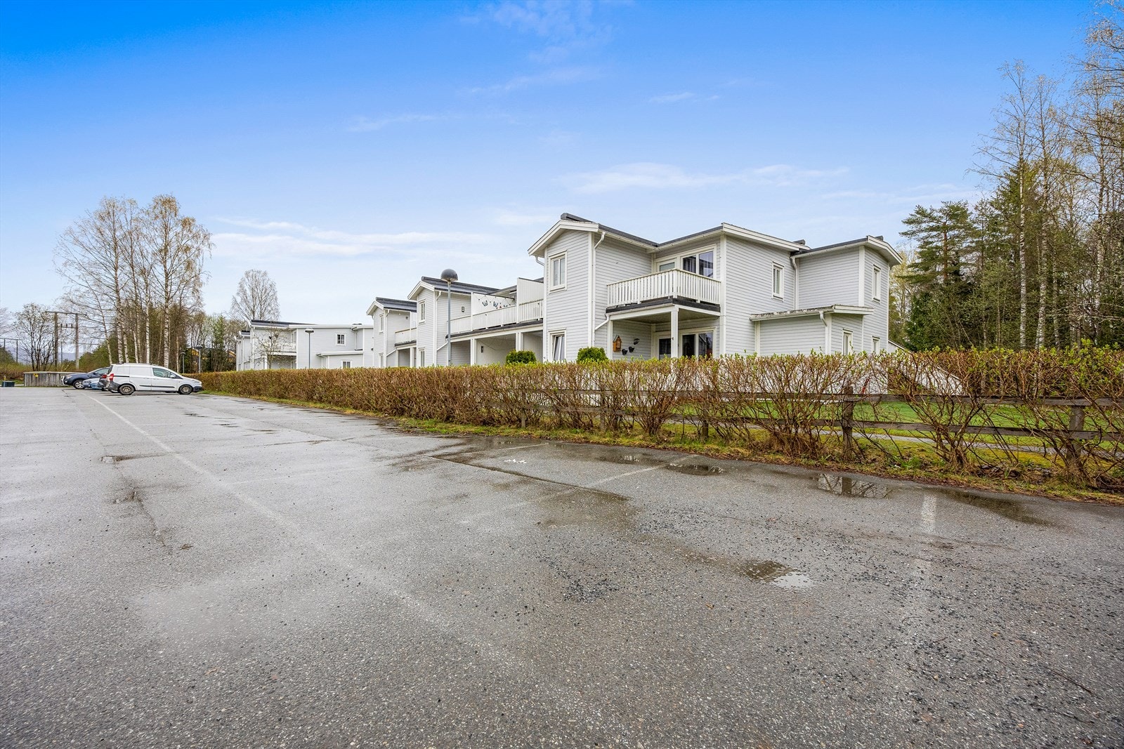 Felles parkeringsplass for sameiet. Galleribilde