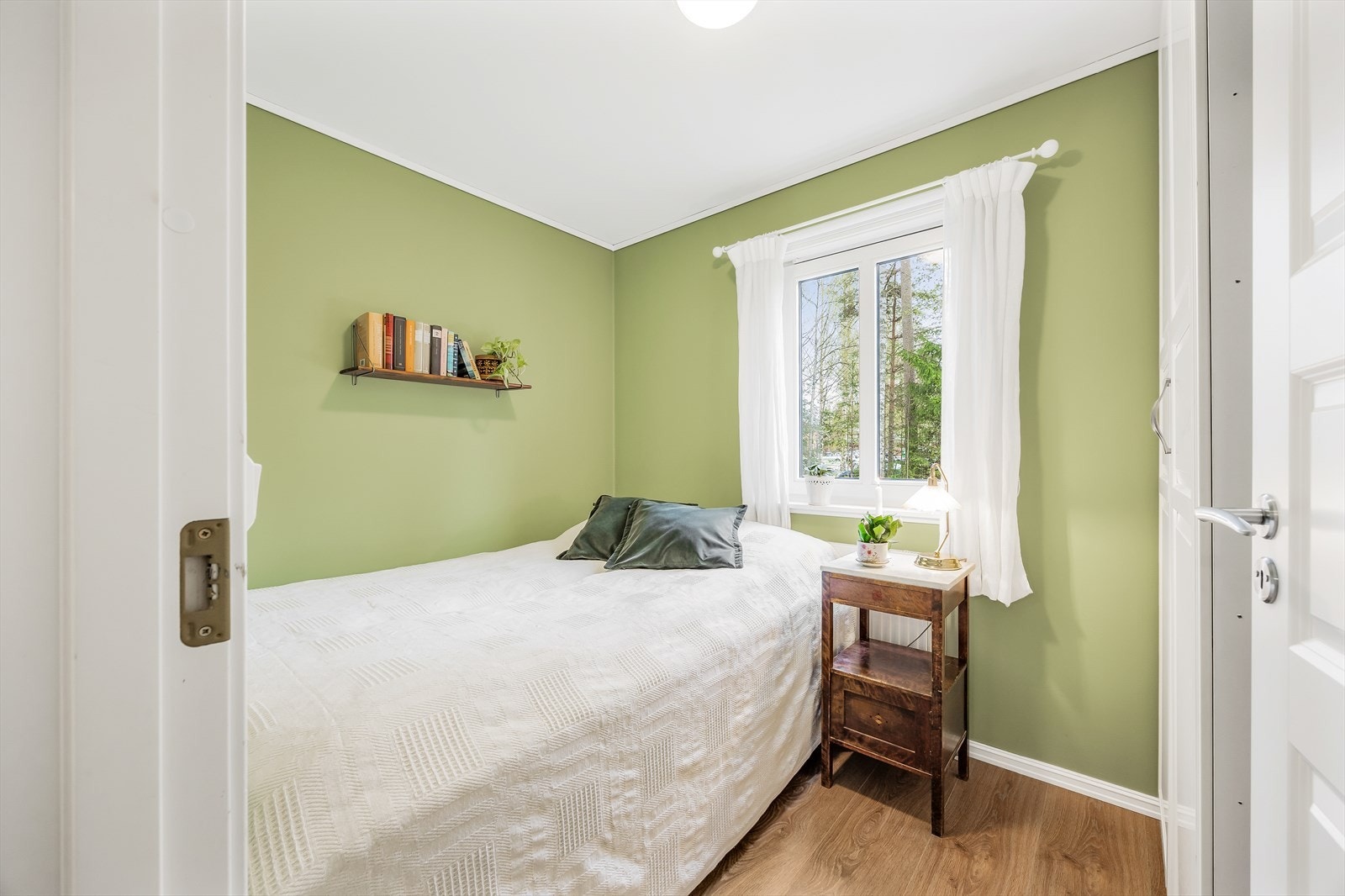 Soverom malt i den samme tonen som resten av leiligheten. Galleribilde
