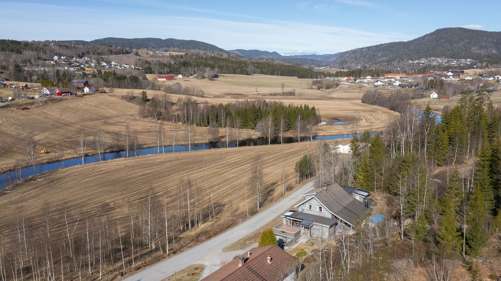 Boligen ligger fint til med gode solforhold og utsikt til Siljanelva. Galleribilde