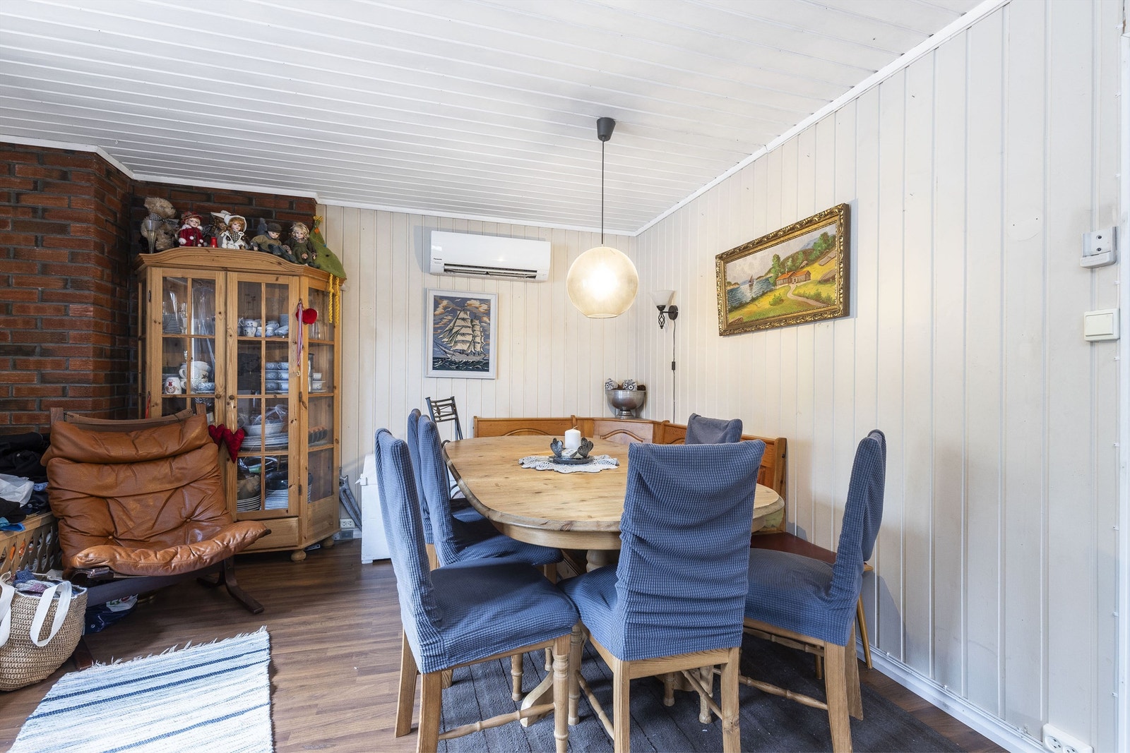 Lys og åpen stue/spisestuedel med utgang til hage. Galleribilde
