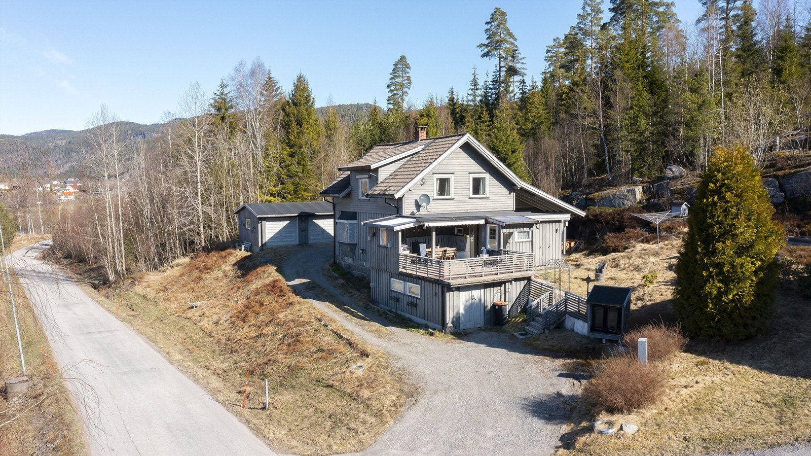 Romslig enebolig over to plan med kjeller. Boligen har behov for utbedringer. Galleribilde