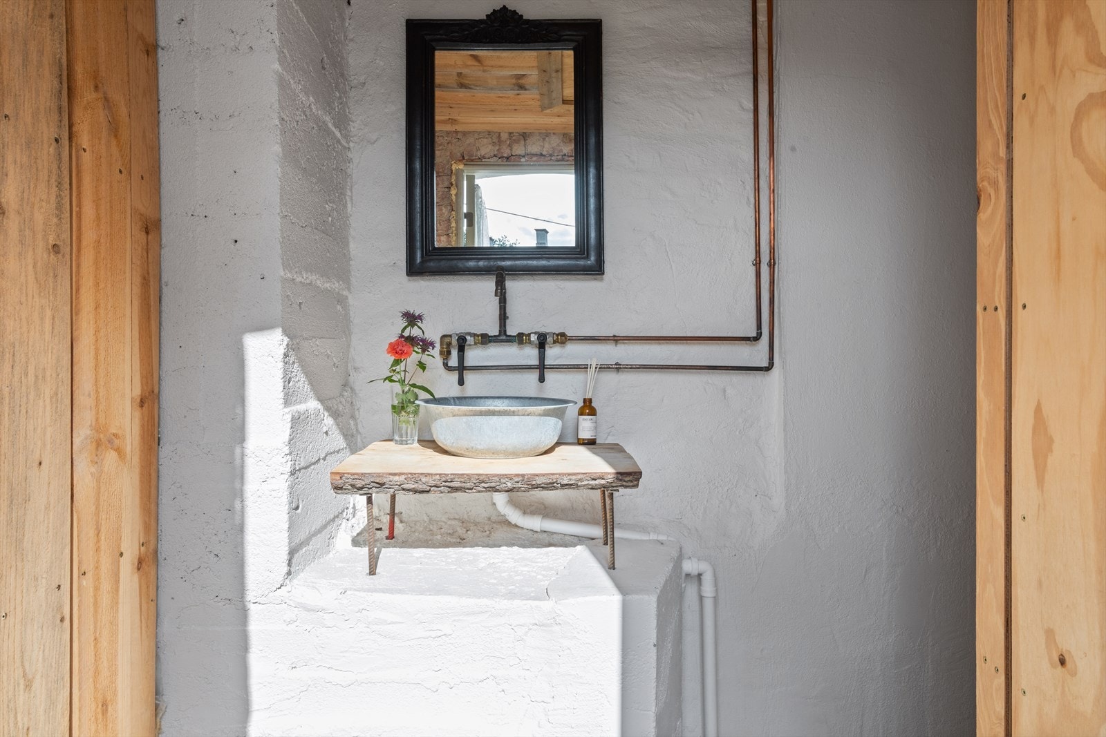 Eget toalettrom i bakstehuset med adkomst fra bakgården. Galleribilde