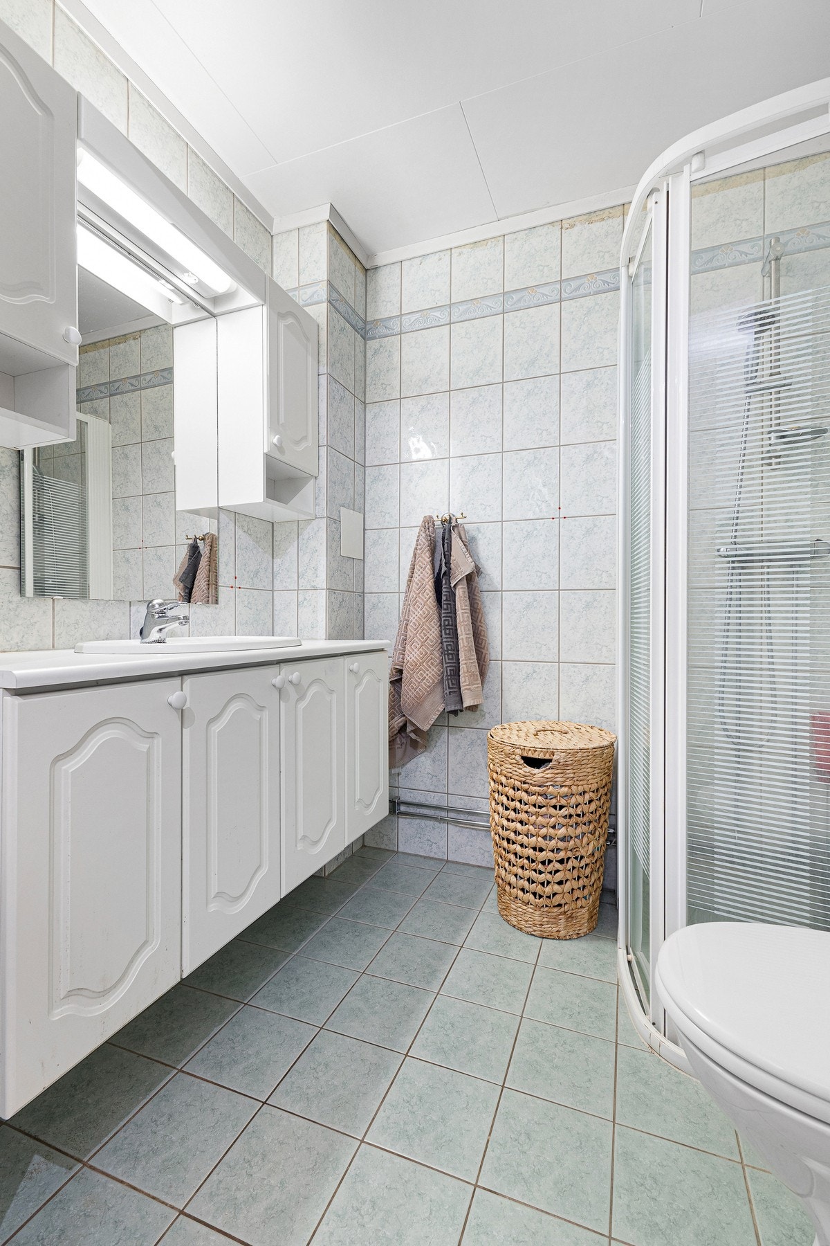 Badet er funksjonelt med fliser på gulv og vegger Galleribilde