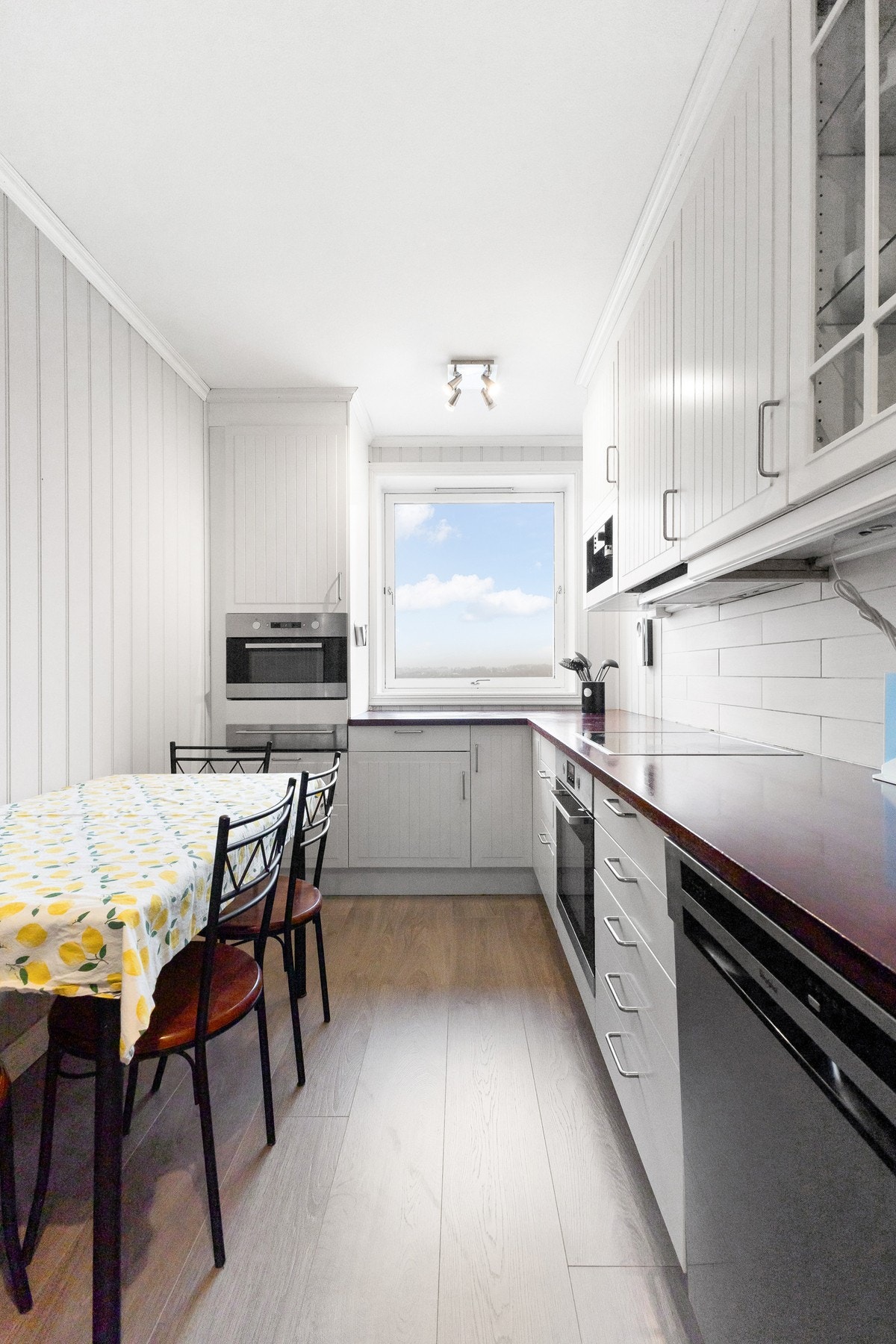 Kjøkkenet er utstyrt med integrert komfyr og vaskemaskin, og ventilatoren sørger for god luftsirkulasjon. Galleribilde
