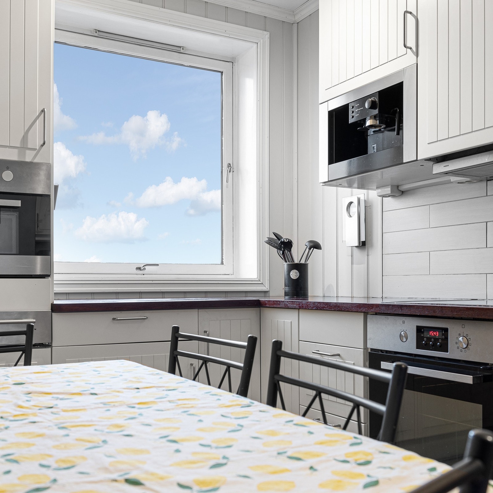 Praktisk laminat benkeplate med stålbeslag Galleribilde