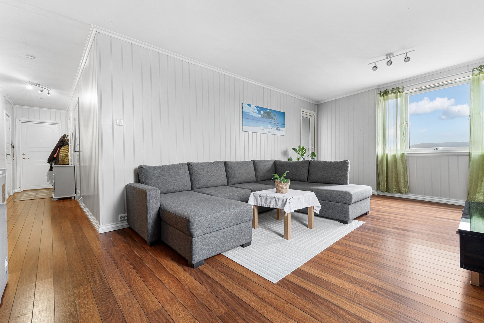 Inneholder: Entré/gang, kjøkken, stue, bad, bod, 2 soverom og innglasset balkong. Galleribilde