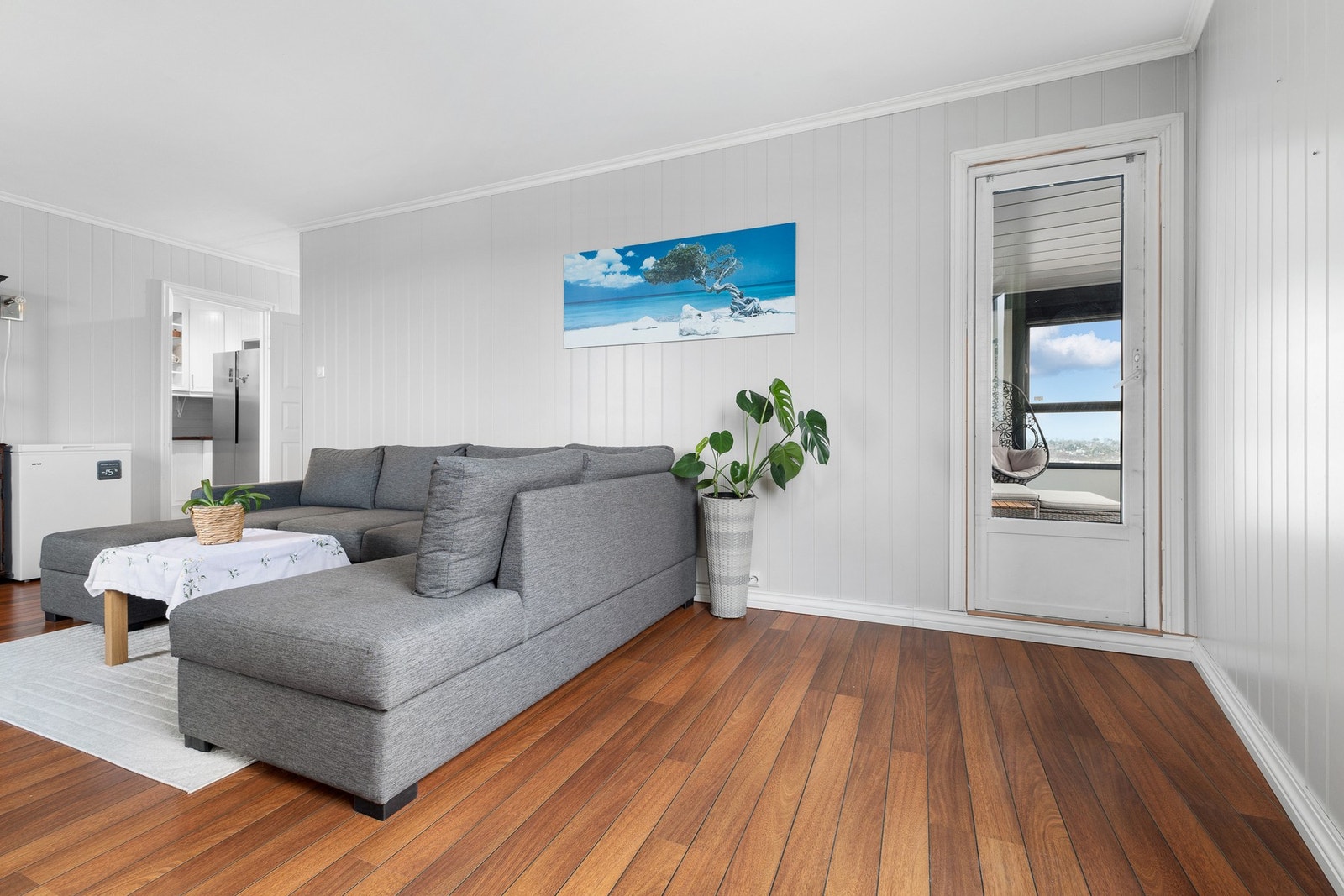 Stue og soverom er utstyrt med slitesterkt laminatgulv Galleribilde