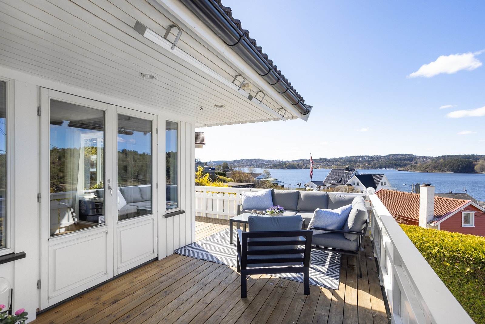 Det er ekstremt gode solforhold på uteplassene til boligen. Galleribilde