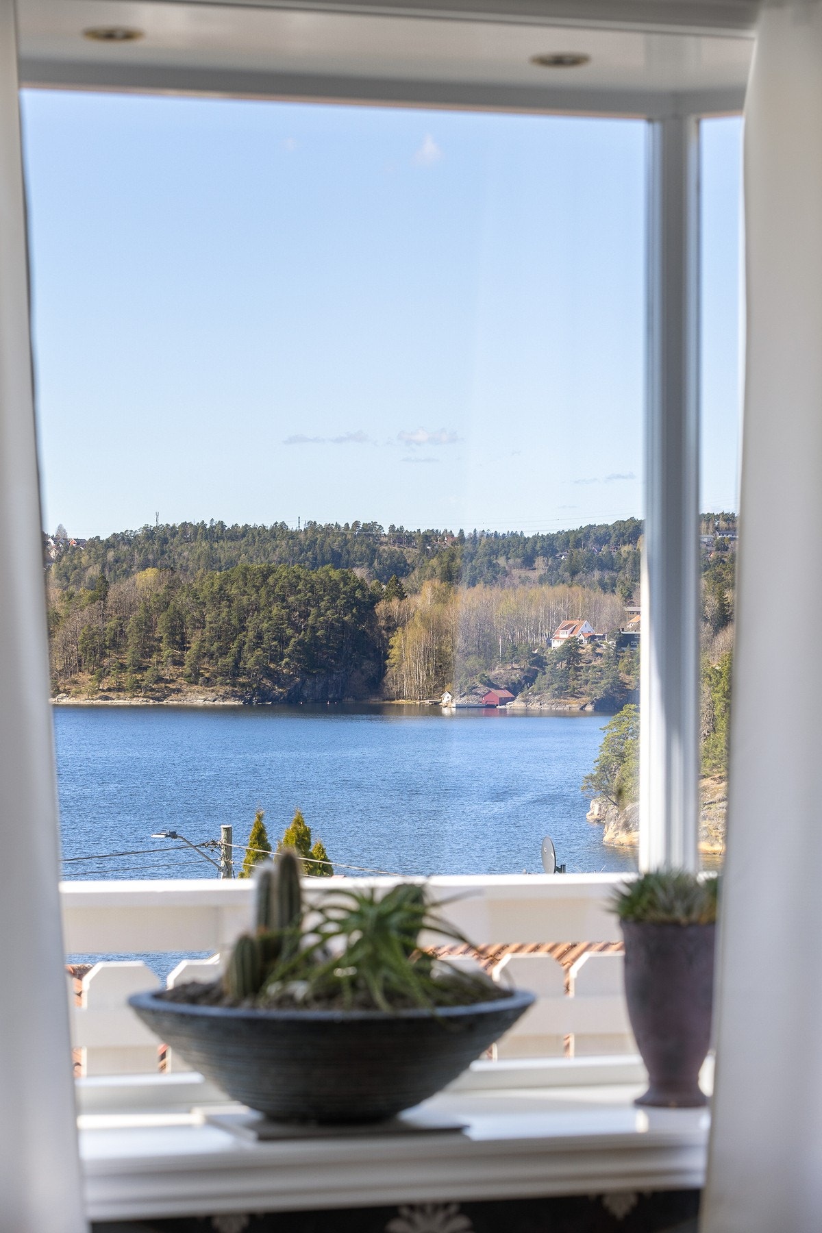 Utsikt fra koselig karnappvindu i stuen Galleribilde
