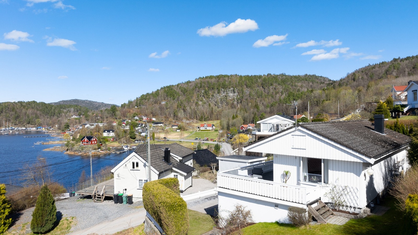 Eiendommen ligger fint til med fantastisk utsikt over sjøen/Eidangerfjorden Galleribilde