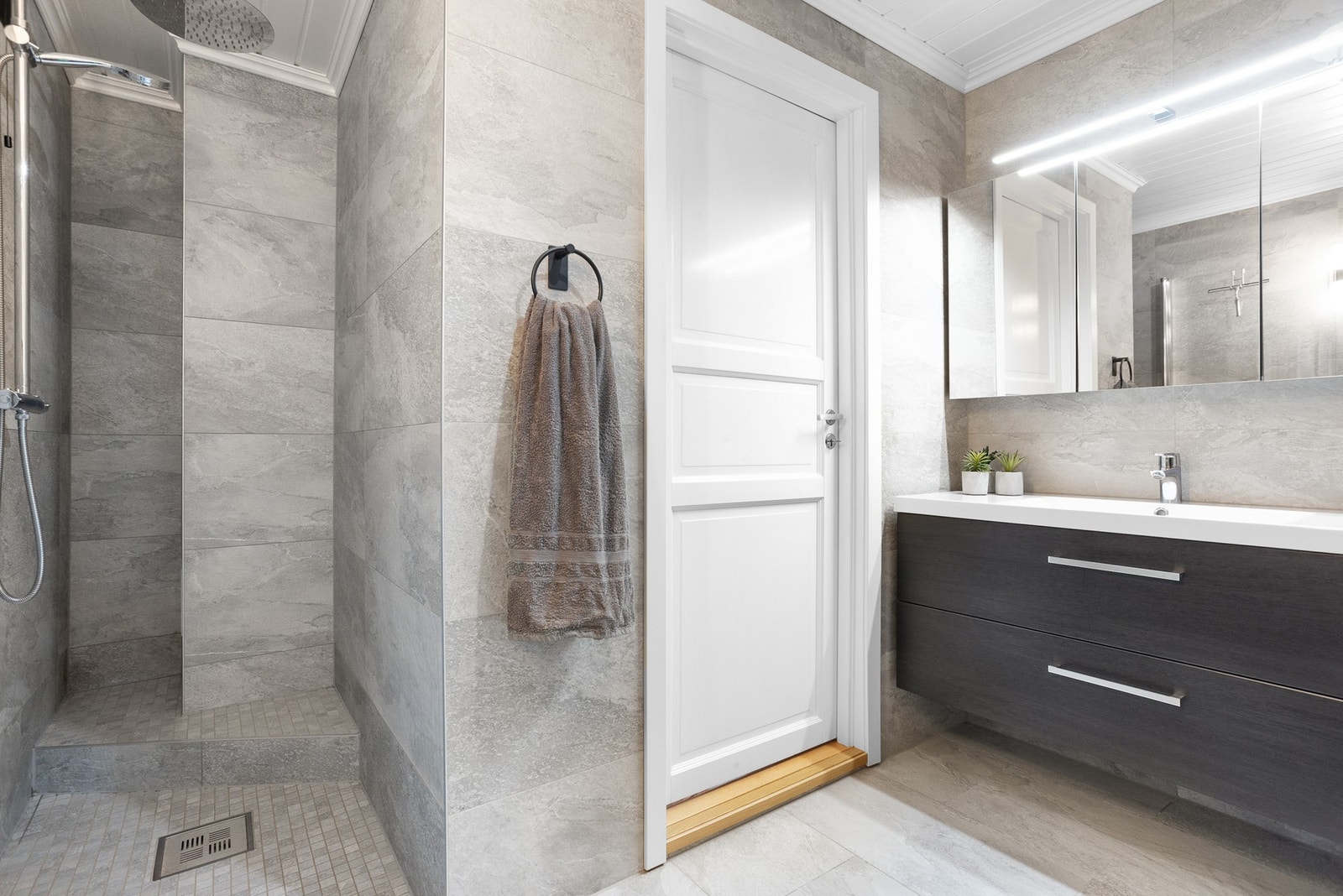 Badet fremstår meget innbydende, og er pusset opp av fagfolk i 2020 Galleribilde