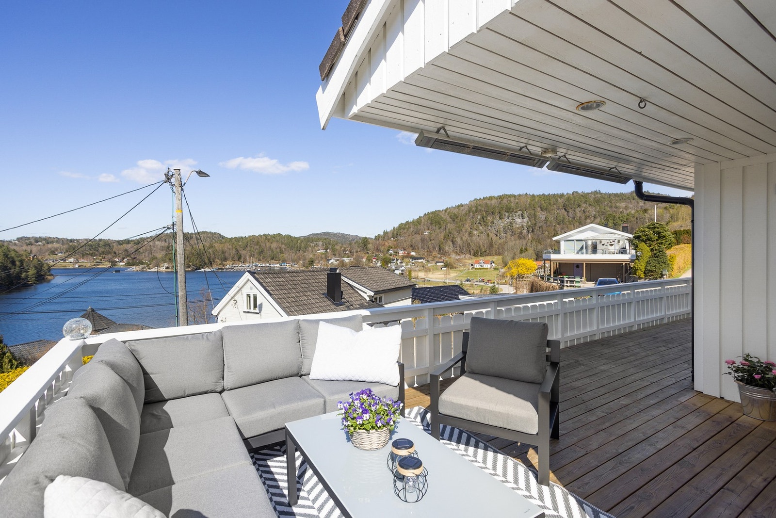 Fantastisk utsikt fra veranda ut fra hovedetasjen Galleribilde