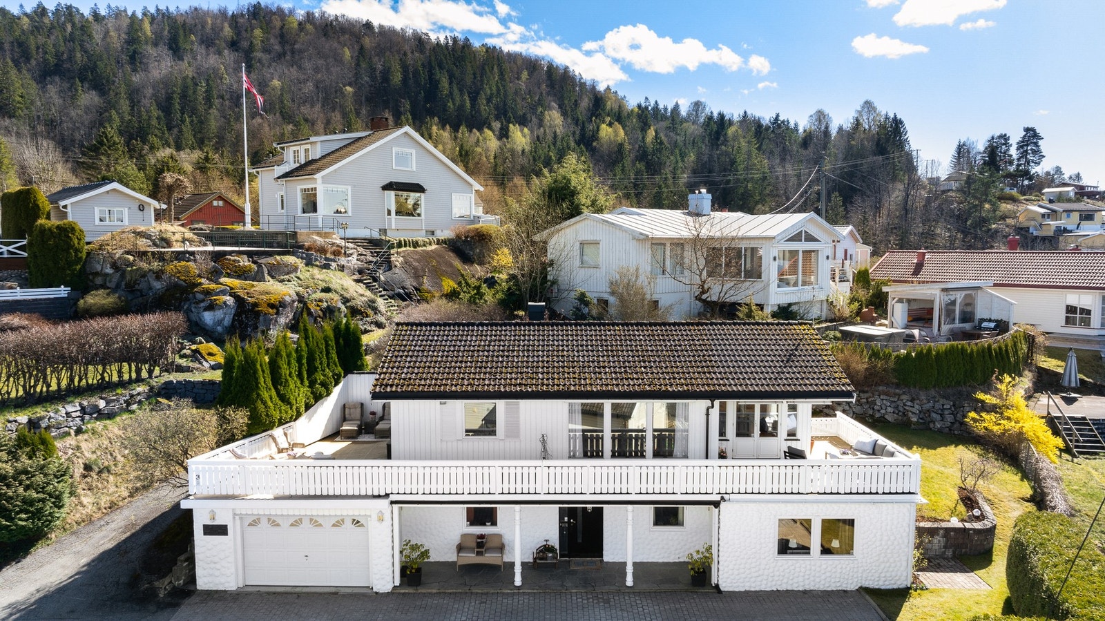 Fint gårdsrom med plass til biler, samt garasje integrert i boligen. Galleribilde