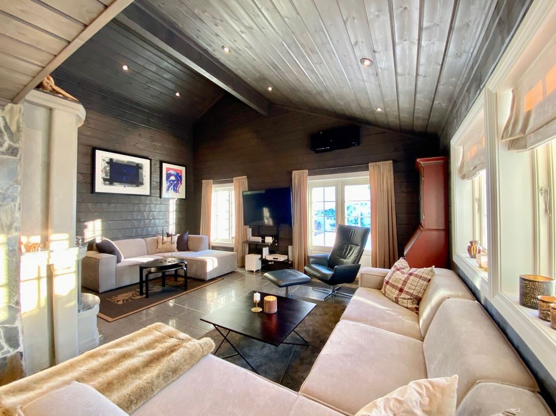 Delvis åpen himling i stue som gir en meget god romfølelse Galleribilde