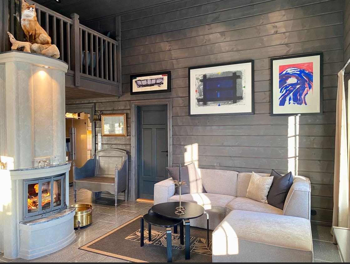 Stuen har panel på vegger og fliser på gulv Galleribilde