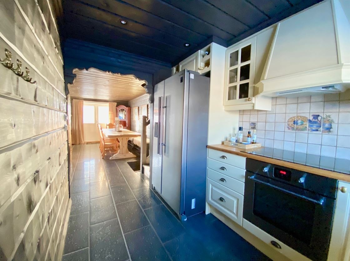 Kjøkken med komfyr, platetopp og oppvaskmaskin Galleribilde