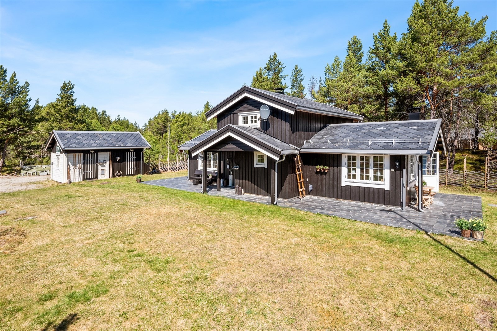 Rundt tre sider av hytta er det en skiferlagt markterrasse på ca. 68 kvm. Galleribilde