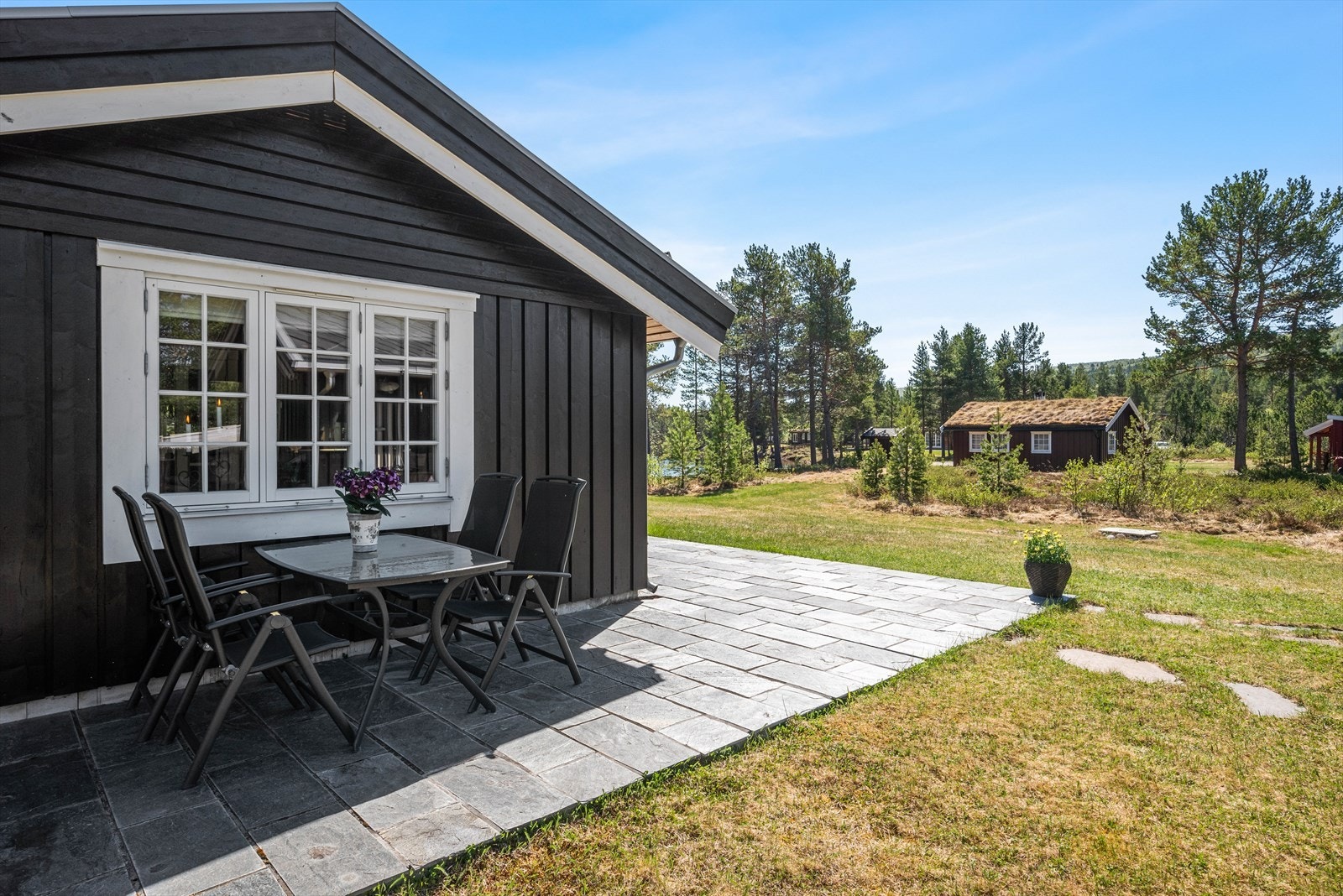 Med markterrasse rundt nesten hele hytta kan solen følges hele dagen. Galleribilde