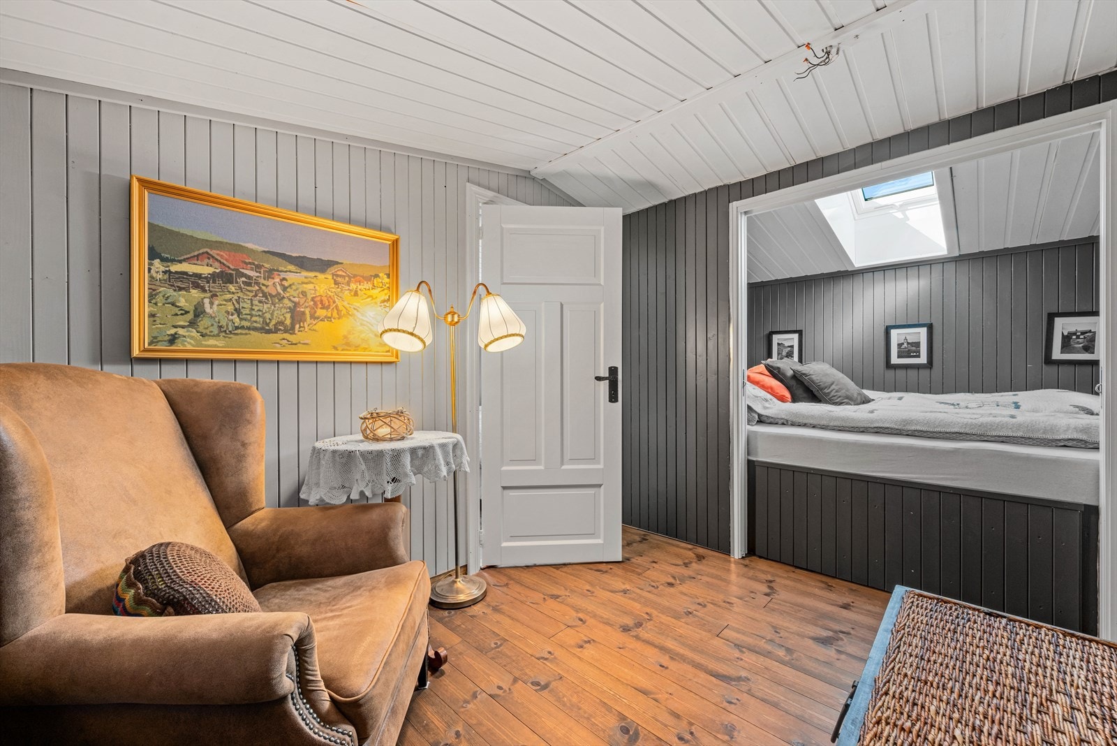 I 2. etasje er det en liten stue med en koselig sovealkove på ca. 3,5 kvm fra 2021. Galleribilde