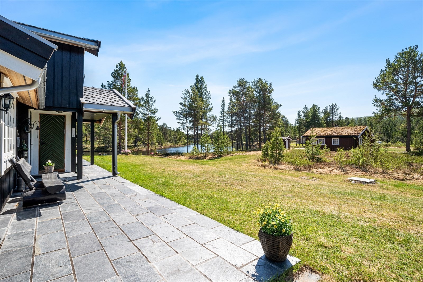 Den tilnærmet flate hagen legger godt til rette for både kubb, badminton, ballspill og soling. Galleribilde