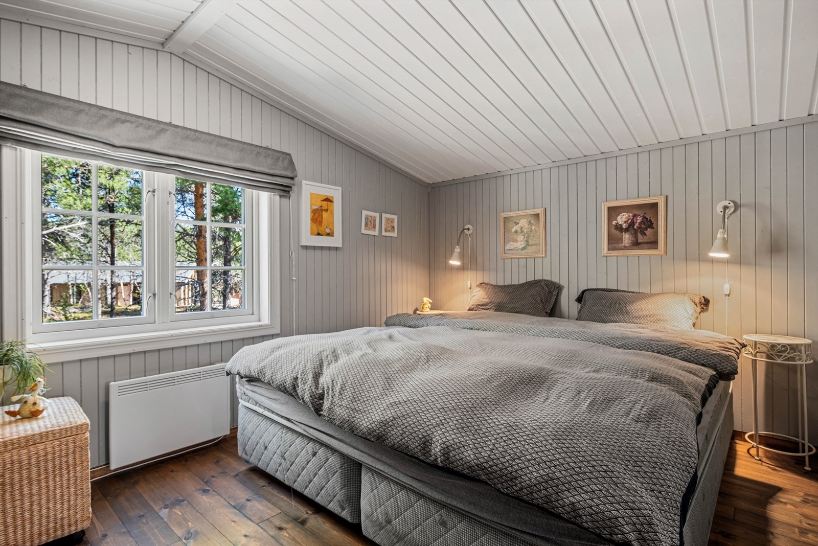 Det er god plass til både dobbeltseng og familiekøye på soverommene i 2. etasje. Galleribilde