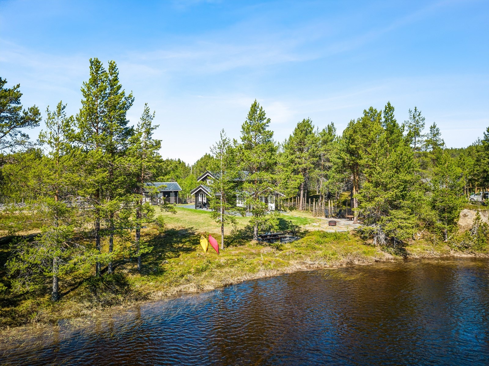 På eiendommen er det et uthus på ca. 16 kvm og en utebod med et gulvareal på ca. 15 kvm. Galleribilde