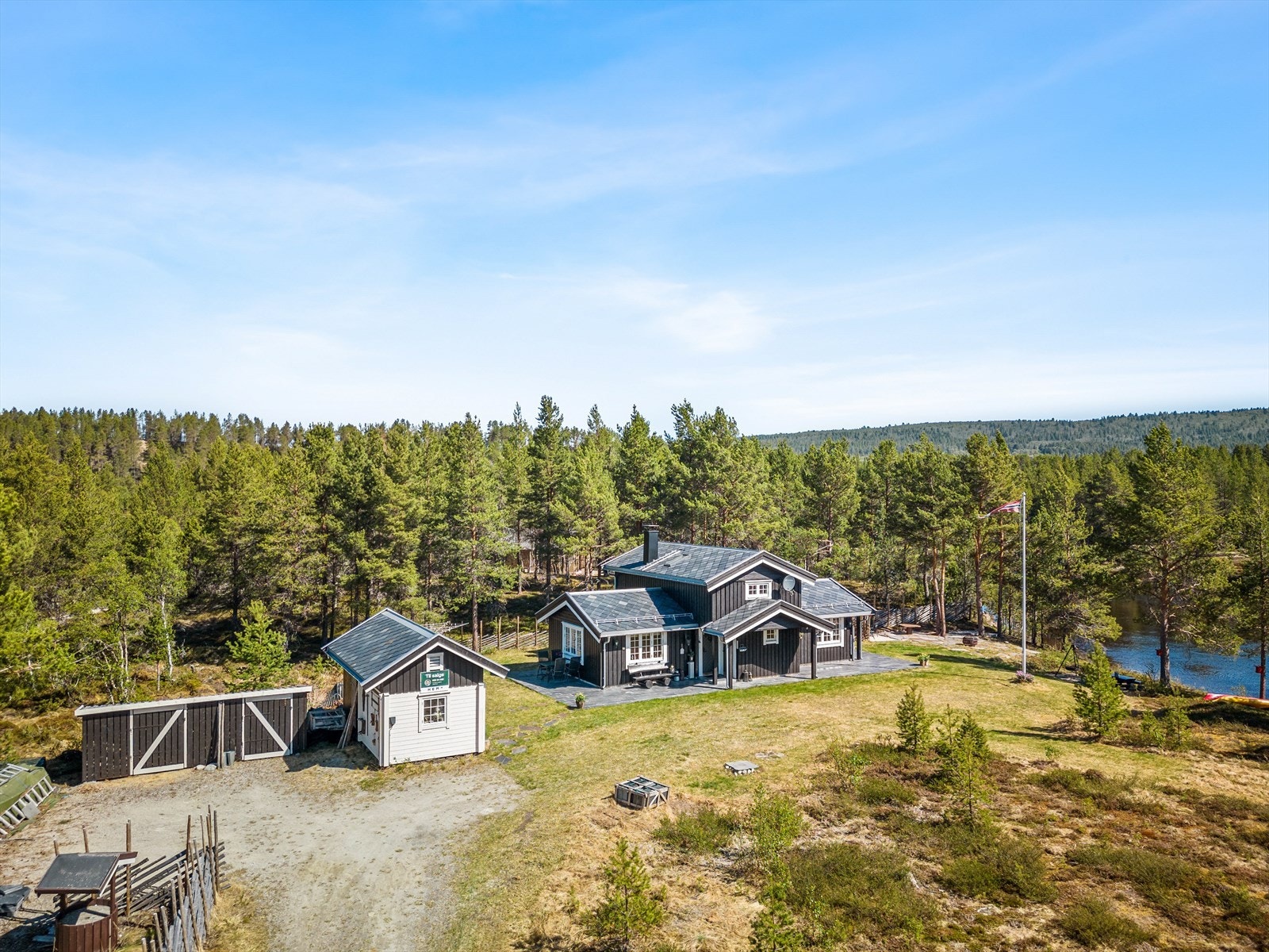 Det er bilvei helt frem, samt parkering på egen, gruslagt gårdsplass. Galleribilde