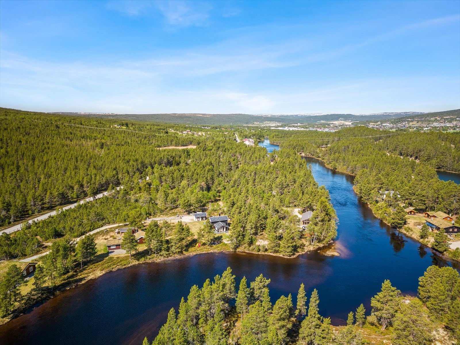 Dagligvarehandelen kan gjøres ved Kiwi, Extra og Rema 1000, som alle ligger i Røros sentrum, ca. 5 min unna med bil. Galleribilde