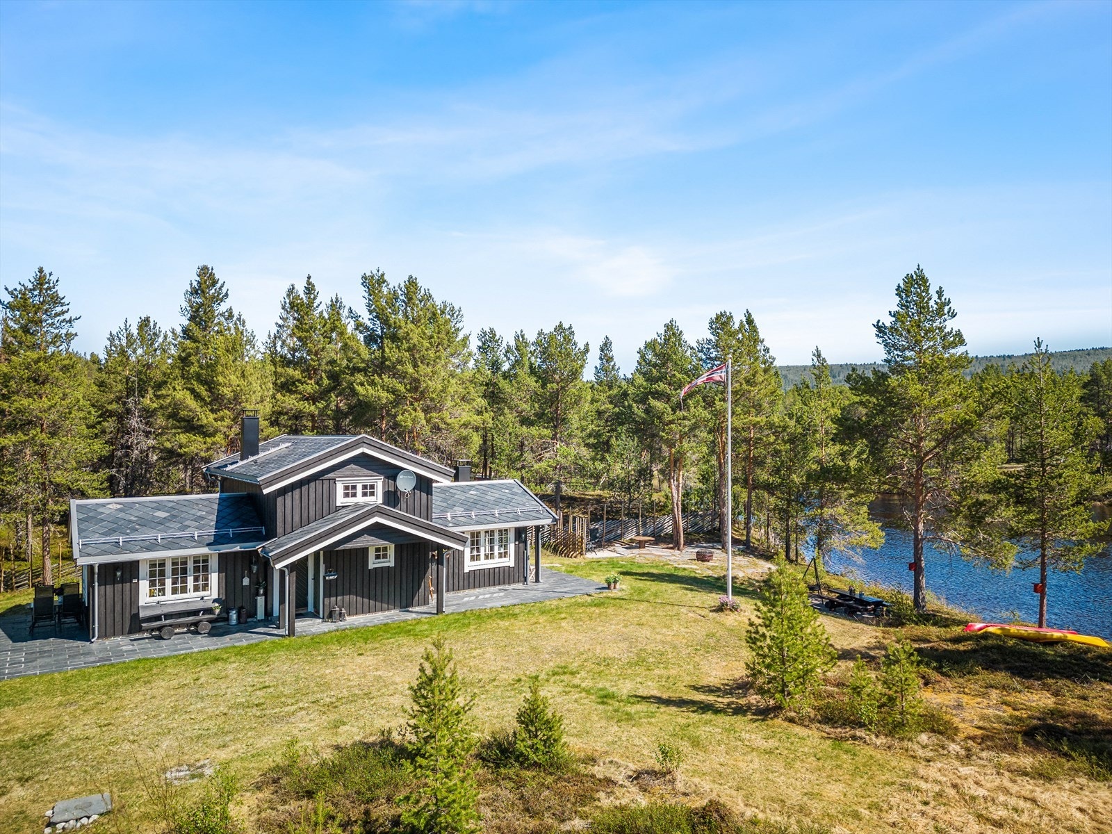 Eiendommen har svært flott beliggenhet i et særdeles attraktivt område, ca. 3,2 km sørøst for Røros sentrum. Galleribilde